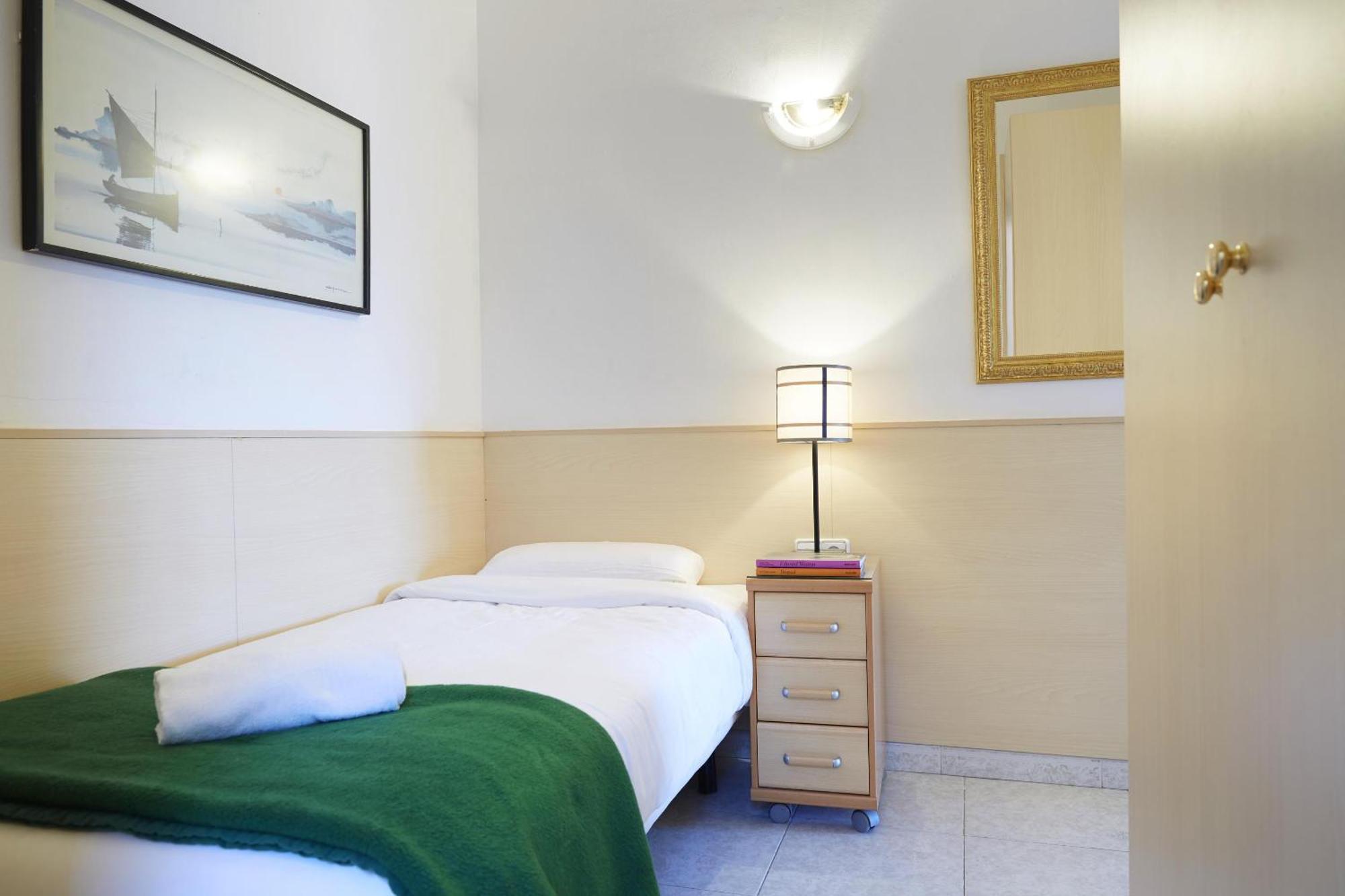 Apartamentos Calvet Barcelona Bagian luar foto