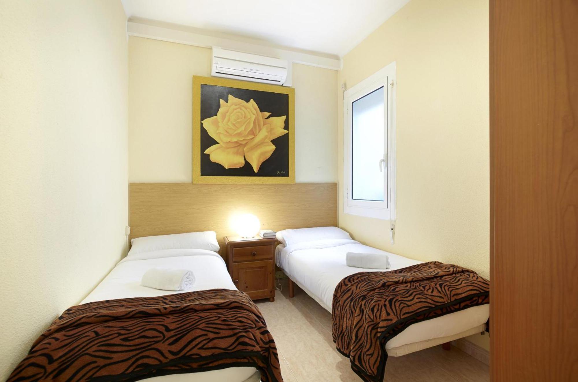 Apartamentos Calvet Barcelona Bagian luar foto