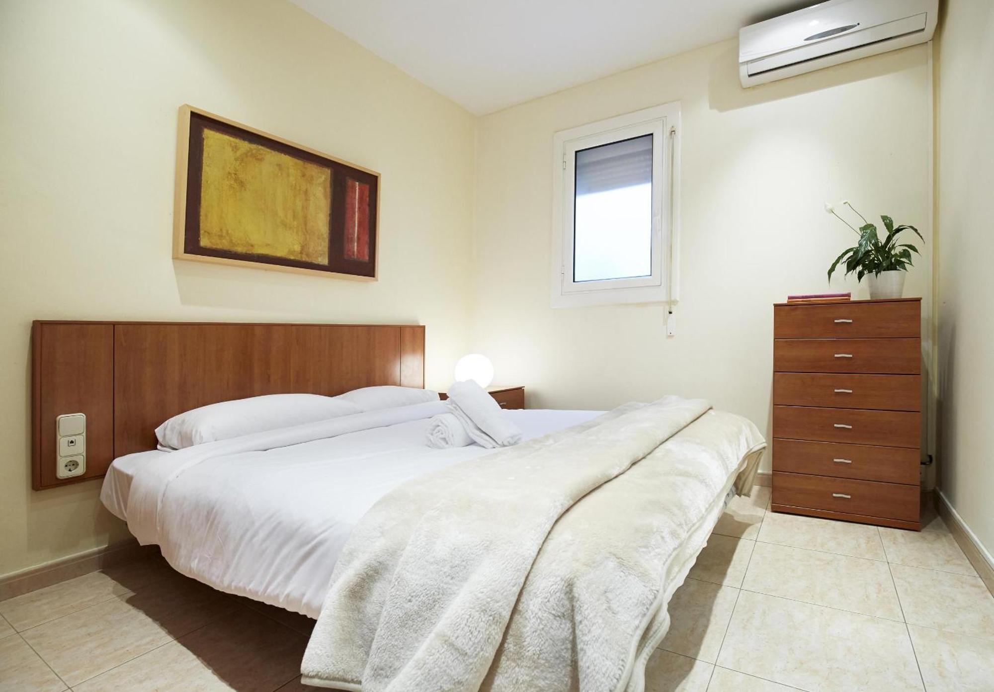 Apartamentos Calvet Barcelona Bagian luar foto