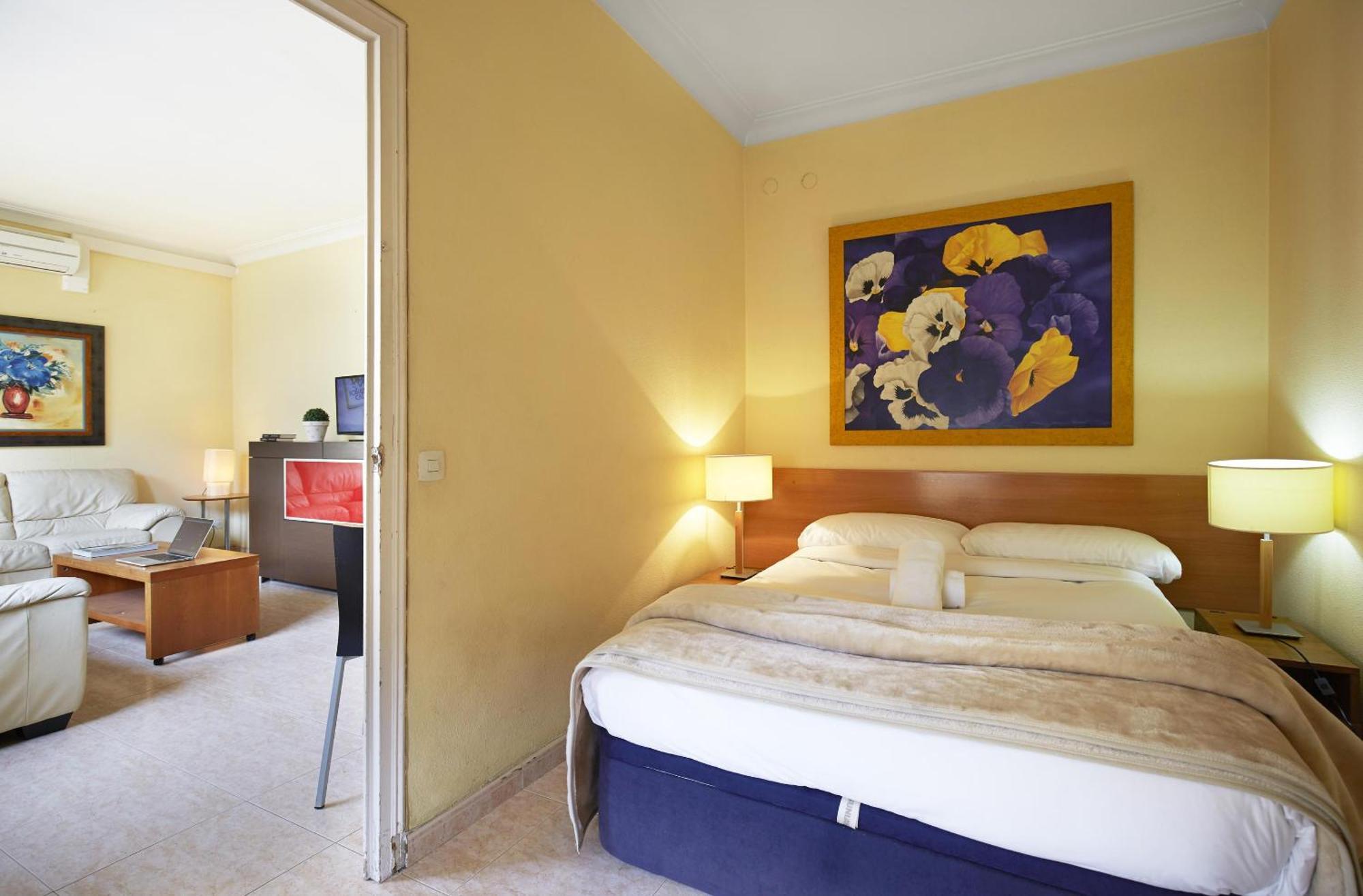 Apartamentos Calvet Barcelona Bagian luar foto