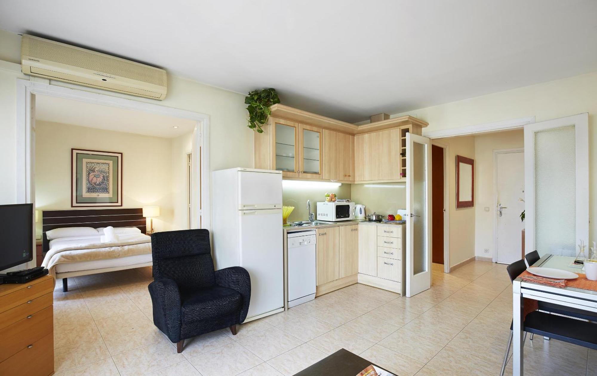 Apartamentos Calvet Barcelona Bagian luar foto