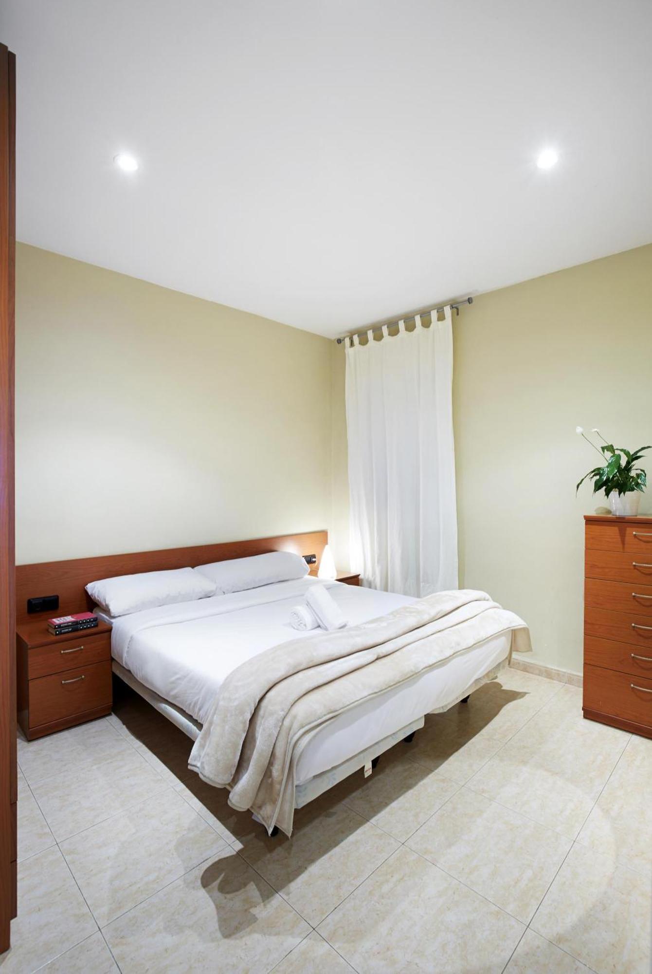 Apartamentos Calvet Barcelona Bagian luar foto