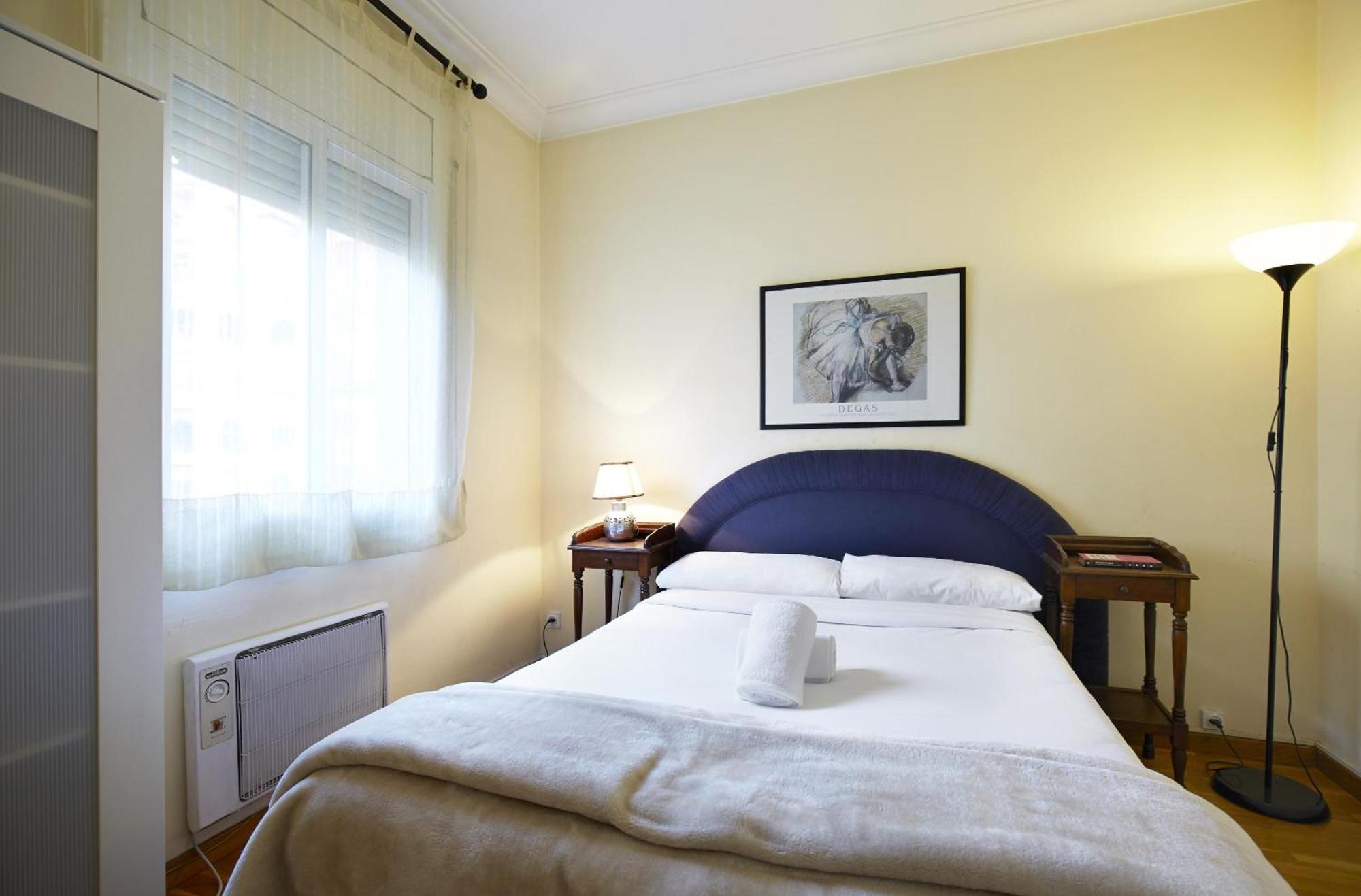 Apartamentos Calvet Barcelona Bagian luar foto
